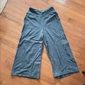 Lululemon 💚 Wide-Leg Greenish Gray Cropped Pants size medium